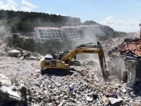 Milli takimin kamp yaptigi otel yikildi arkasi orman onu deniz tesisin ne yapilacagi belli Qq2KjkZK